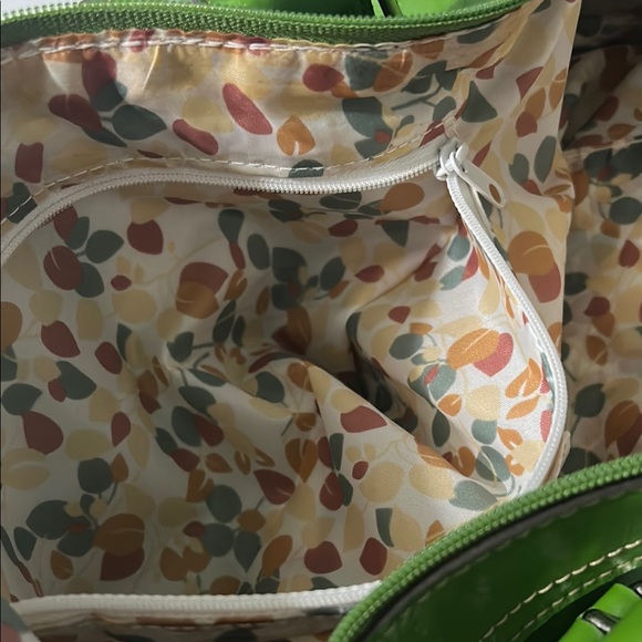 Vibrant Green Glossy Leather Shoulder Bag - Picture 7 of 8